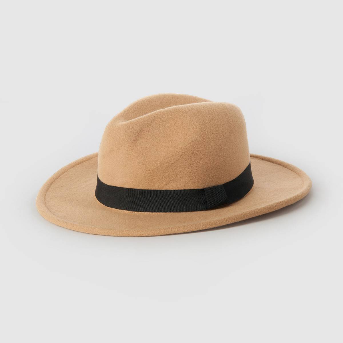 La hat. L В шляпе. Шляпа из Бифри.