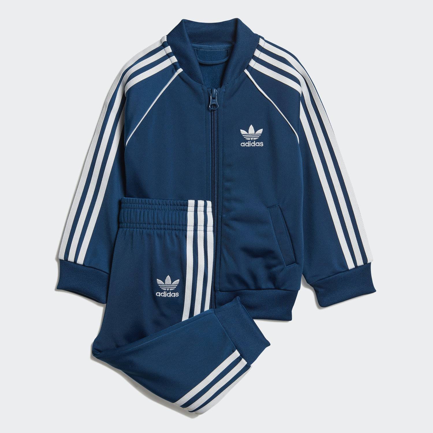 В костюме adidas